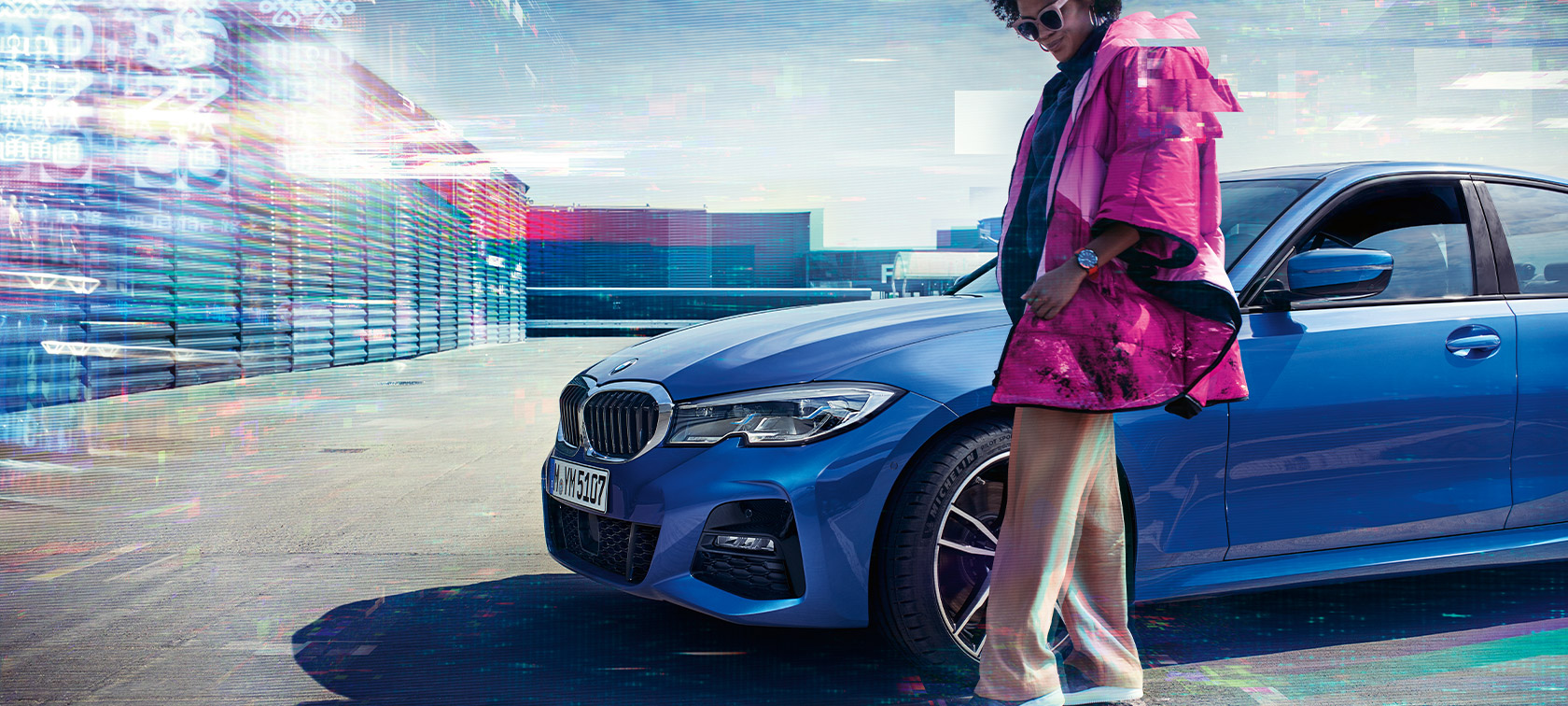 Vista frontal a três quartos do BMW Série 3 Berlina, BMW 330i Berlina, G20 BMW Série 3 Berlina, BMW 330i Berlina, G20, cor exterior azul Portimao metalizada, vista frontal a três quartos