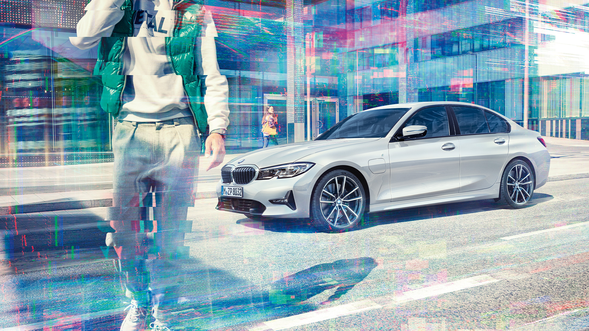 Vista lateral do BMW Série 3 Berlina, BMW 330e BMW Série 3 Berlina, BMW 330e, G20, prata Glacier metalizada, vista lateral em movimento