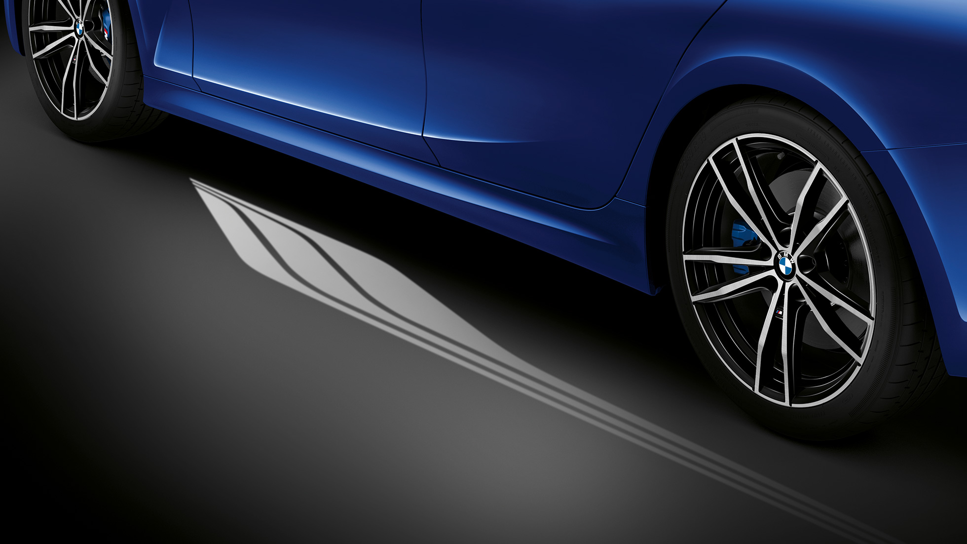 BMW Série 3 Berlina, tapete com luzes de boas vindas. Perspetiva lateral detalhada da porta do condutor e do tapete com luzes de boas vindas.