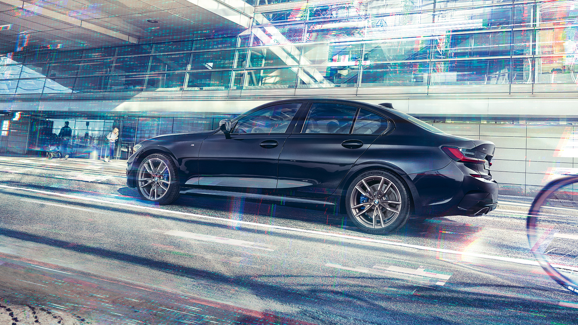 BMW Série 3 Berlina, BMW M340i xDrive. Perspetiva lateral do BMW M340i xDrive em frente a um edifício urbano.