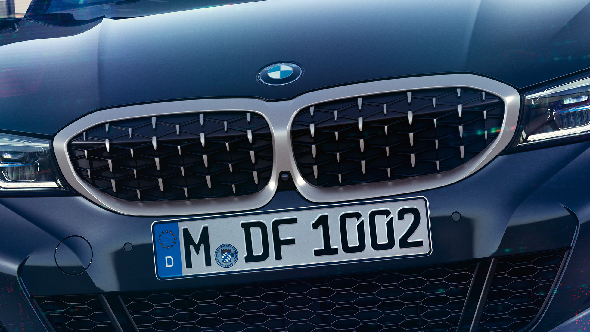 BMW Série 3 Berlina, grelha BMW dupla em forma de rim. Grande plano frontal da grelha BMW dupla em forma de rim com design Mesh do BMW Série 3 M340i xDrive Berlina.