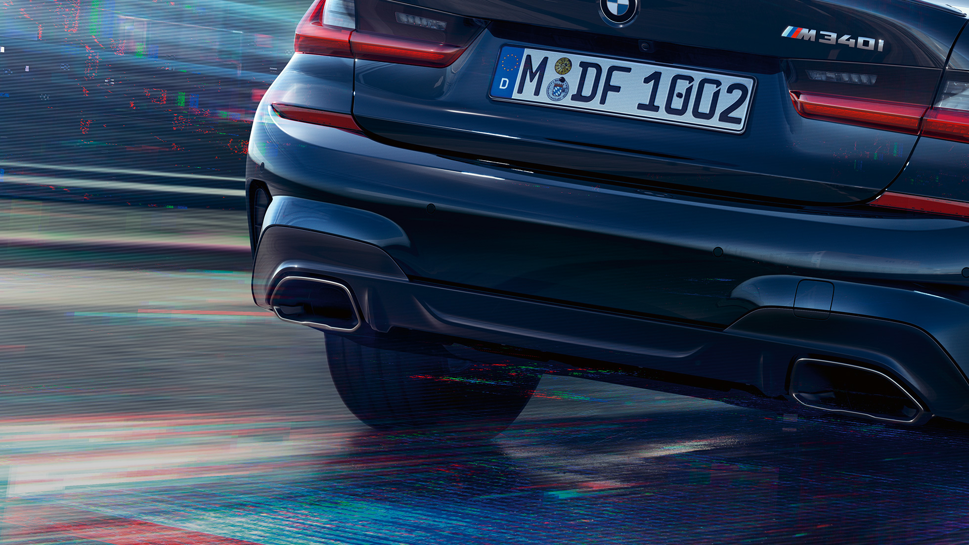 BMW Série 3 Berlina, ponteiras de escape M. Grande plano da traseira do BMW Série 3 Berlina com ponteiras de escape específicas M em cinza Cerium metalizada.