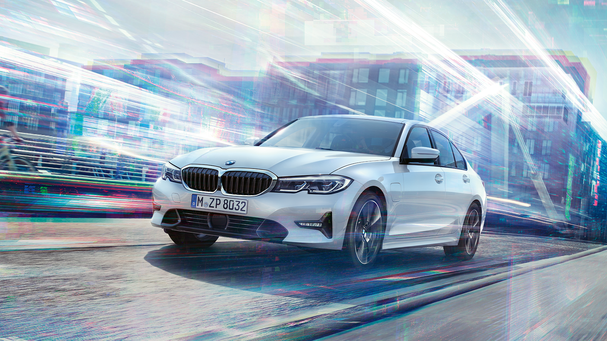 BMW Série 3 Berlina, condução da versão 330e. BMW Série 3 Berlina 330e em movimento numa paisagem urbana.