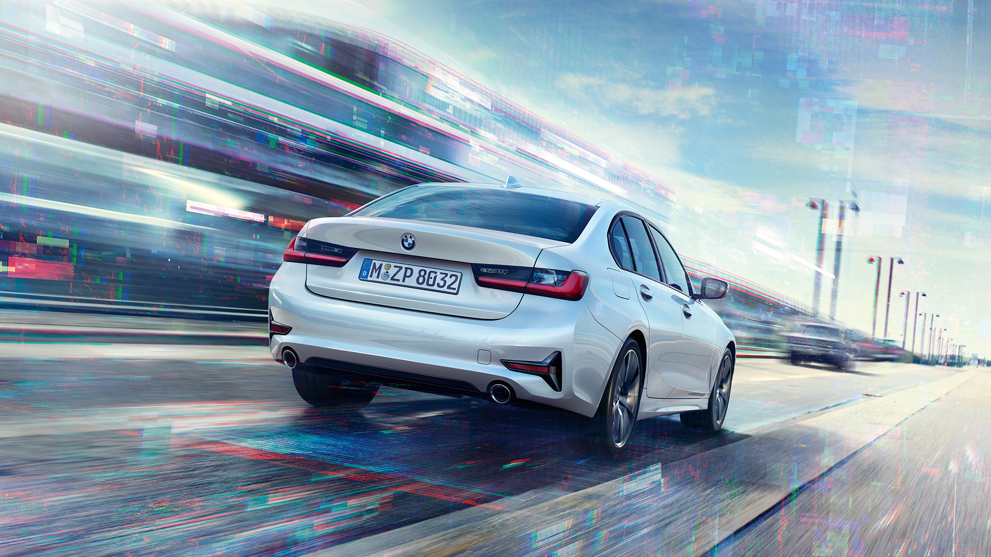 BMW Série 3 Berlina, perspetiva traseira da versão 330e. Perspetiva traseira a três quartos do BMW Série 3 Berlina 330e em movimento.