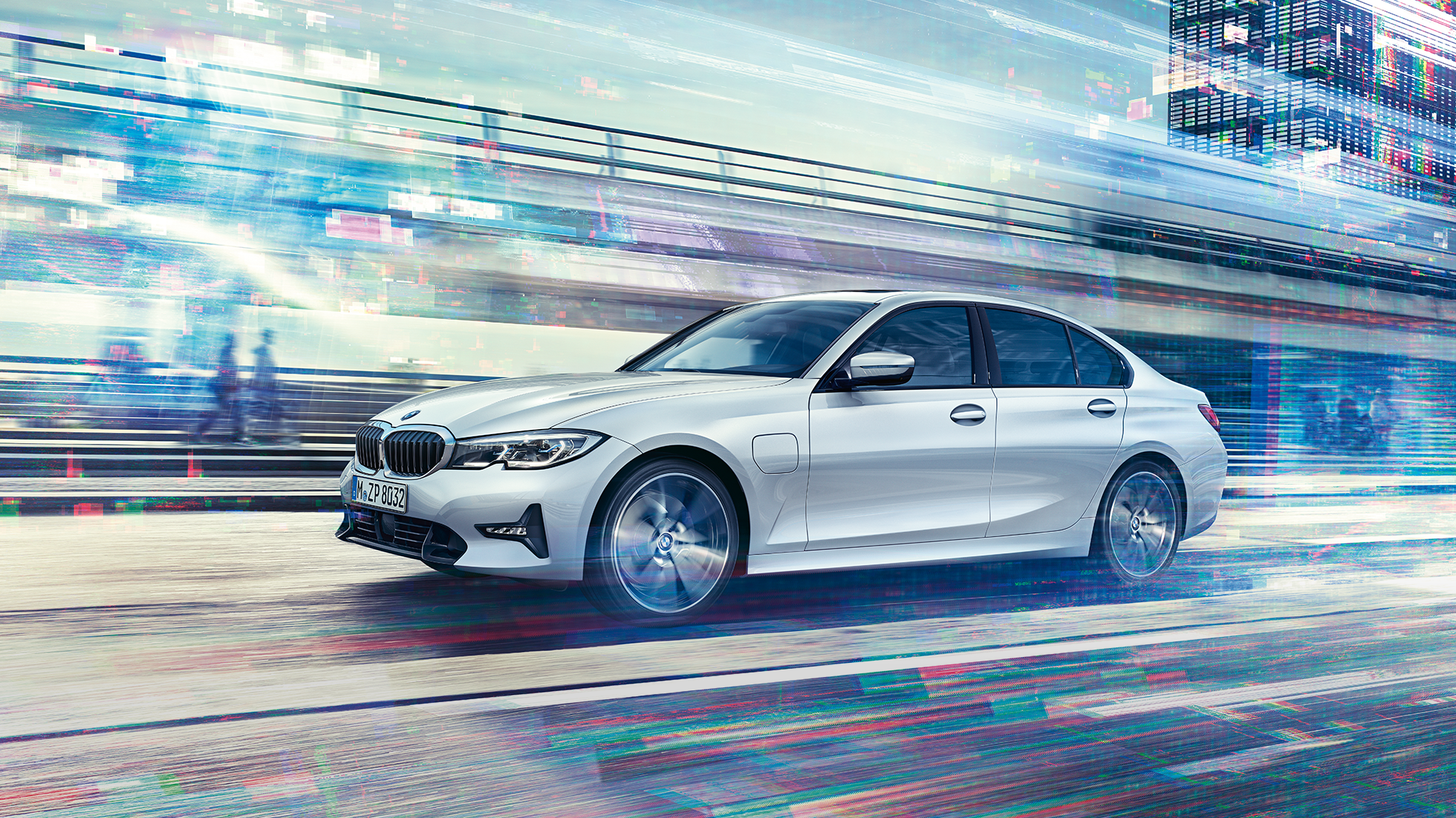 BMW Série 3 Berlina, perspetiva lateral do BMW Série 3 Berlina 330e em movimento. Perspetiva lateral do BMW Série 3 Berlina 330e numa paisagem urbana.