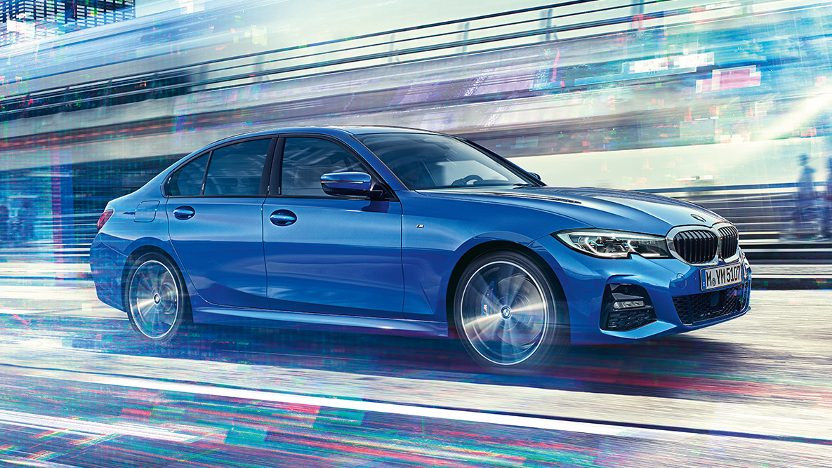 BMW Série 3 Berlina (G20), perspetiva lateral em movimento. Perspetiva lateral do BMW Série 3 Berlina (G20) durante o dia num cenário urbano.