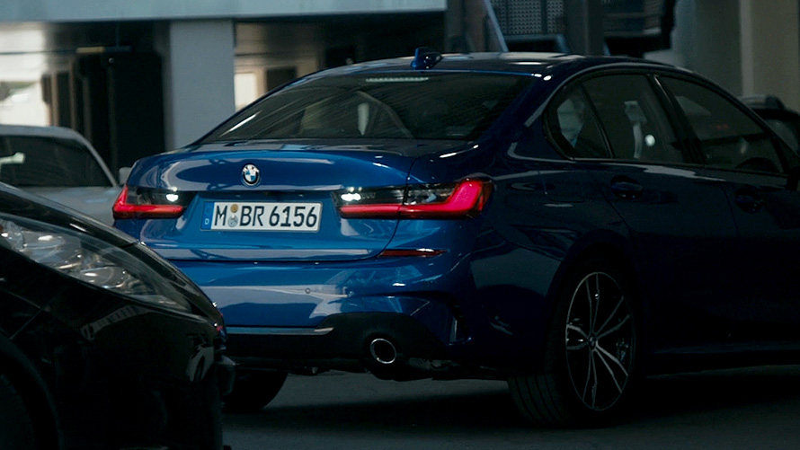 BMW Série 3 Berlina (G20), assistente de marcha-atrás. Grande plano da perspetiva do painel do BMW Série 3 Berlina (G20) com assistente de marcha-atrás.
