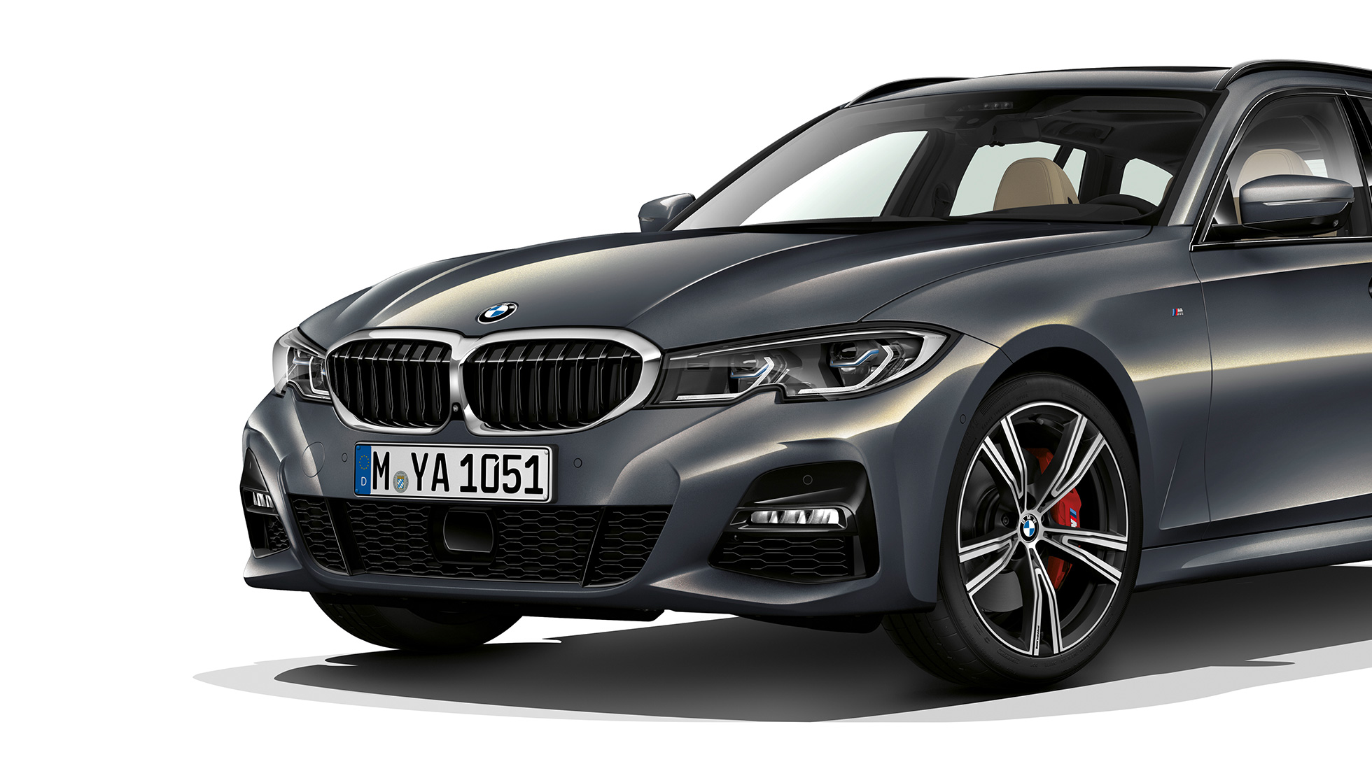 Perspetiva frontal a três quartos da Versão Desportiva M BMW Série 3 Touring, perspetiva frontal a três quartos da Versão Desportiva M