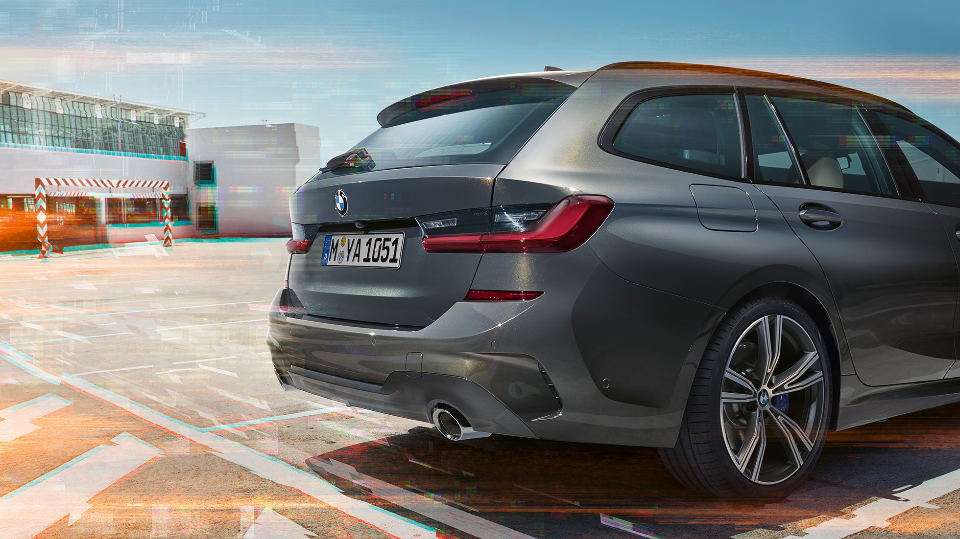BMW Série 3 Touring, perspetiva traseira a três quartos, num parque de estacionamento BMW Série 3 Touring, perspetiva traseira a três quartos num parque de estacionamento, em ambiente urbano