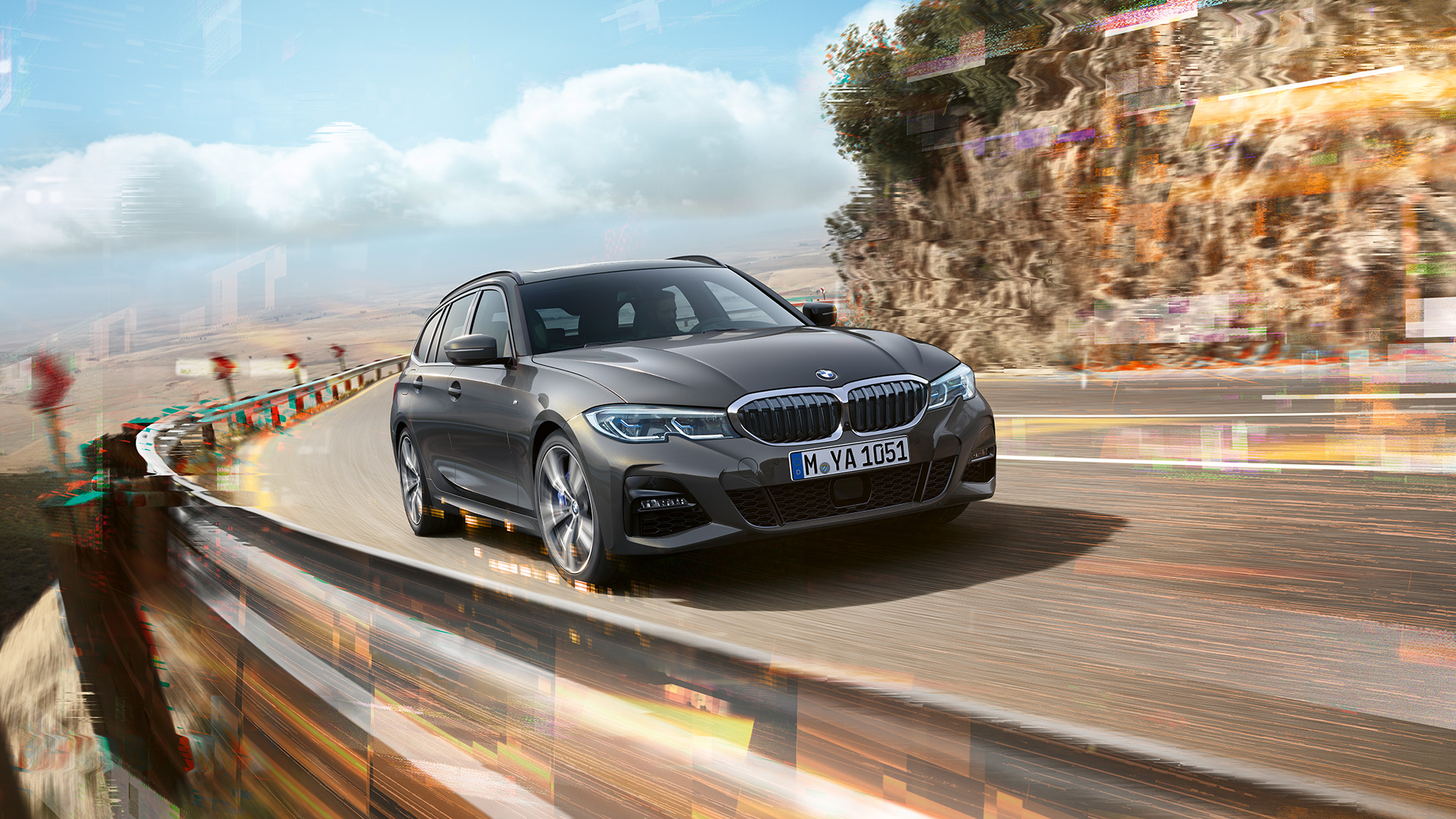 BMW Série 3 Touring, perspetiva frontal a três quartos do design BMW Série 3 Touring, perspetiva frontal a três quartos em movimento numa ponte, em frente a um ambiente rural