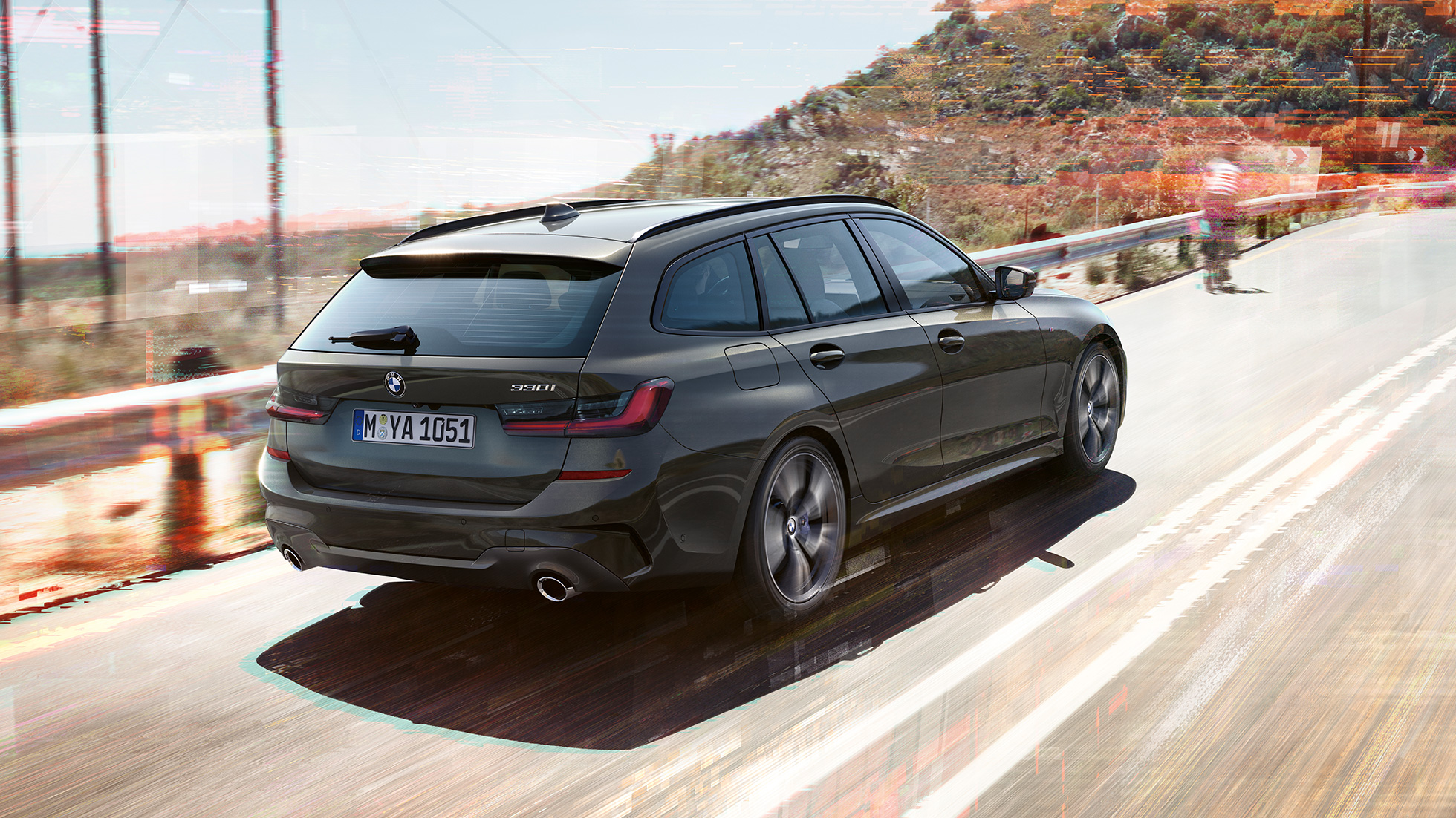 BMW Série 3 Touring, perspetiva traseira a três quartos BMW Série 3 Touring, perspetiva traseira a três quartos em movimento numa ponte, em frente a um ambiente rural
