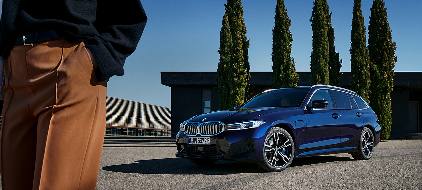 BMW Série 3 Touring, LCI, G21, pintura azul Tanzanite II, perspetiva dianteira a três quartos, parado em frente a árvores