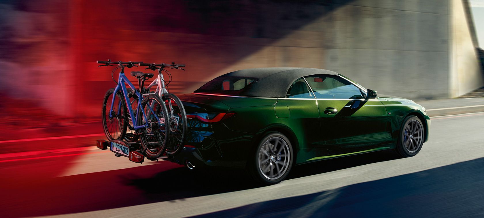 Perspetiva traseira a três quartos com suporte traseiro para bicicletas Pro 2.0 BMW, BMW Série 4 Cabrio, G23, 2020 BMW Série 4 Cabrio, G23, pintura verde Sanremo metalizada, 2020, perspetiva traseira a três quartos com suporte traseiro para bicicletas Pro 2.0 BMW