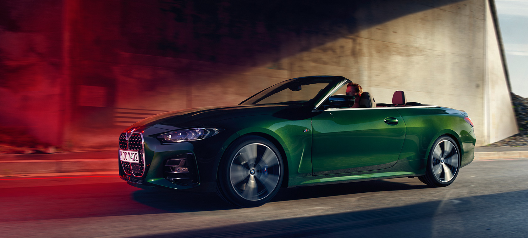 Perspetiva lateral a três quartos do BMW Série 4 Cabrio, G23, 2020, em movimento BMW Série 4 Cabrio, G23, 2020, pintura verde Sanremo metalizada, elegante lateral a três quartos em movimento