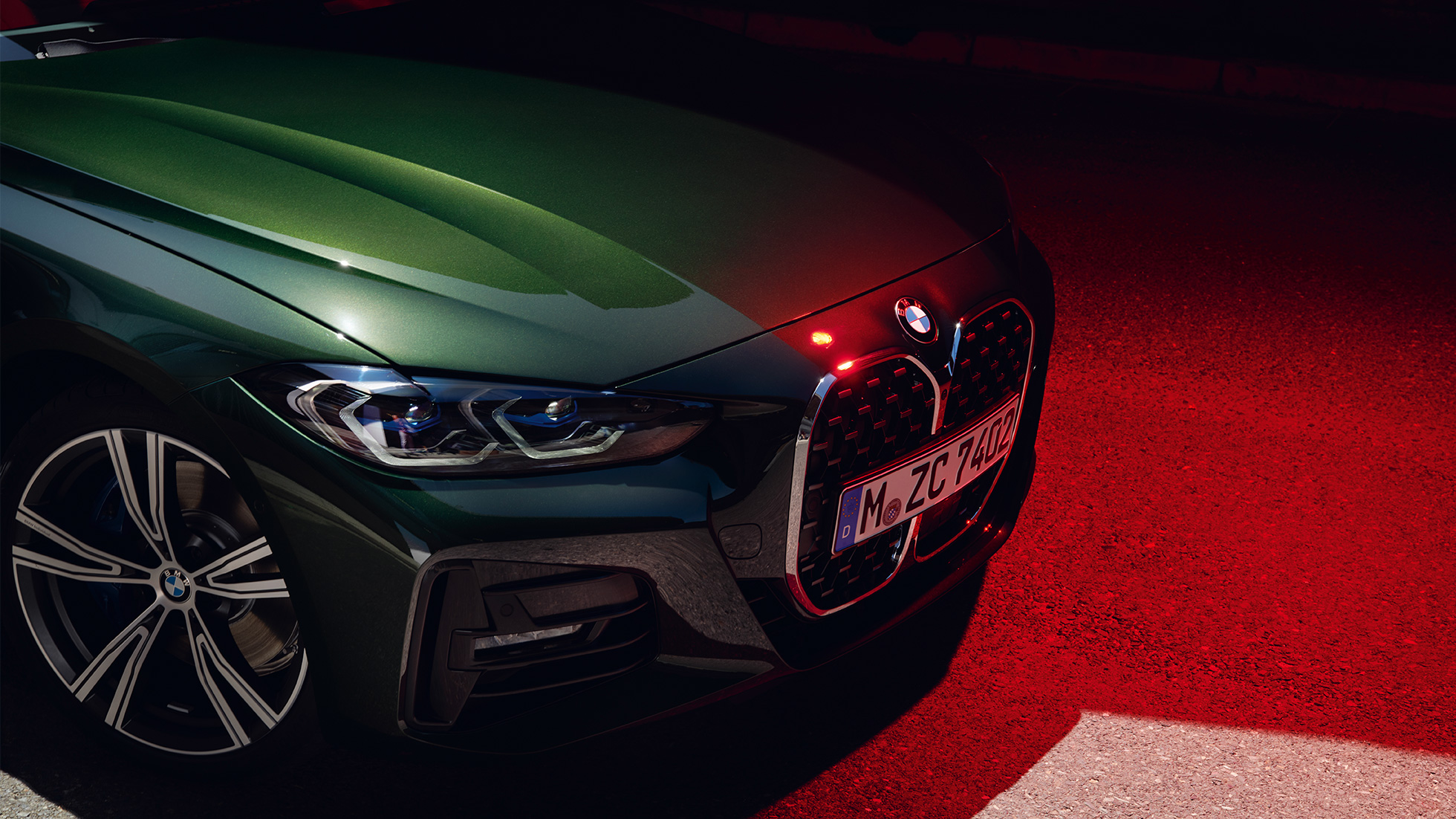 Perspetiva frontal da grelha dupla em forma de rim do BMW Série 4 Cabrio, G23, 2020 BMW Série 4 Cabrio, G23, 2020, pintura verde Sanremo metalizada, perspetiva frontal, estacionado, grande plano da grelha dupla em forma de rim