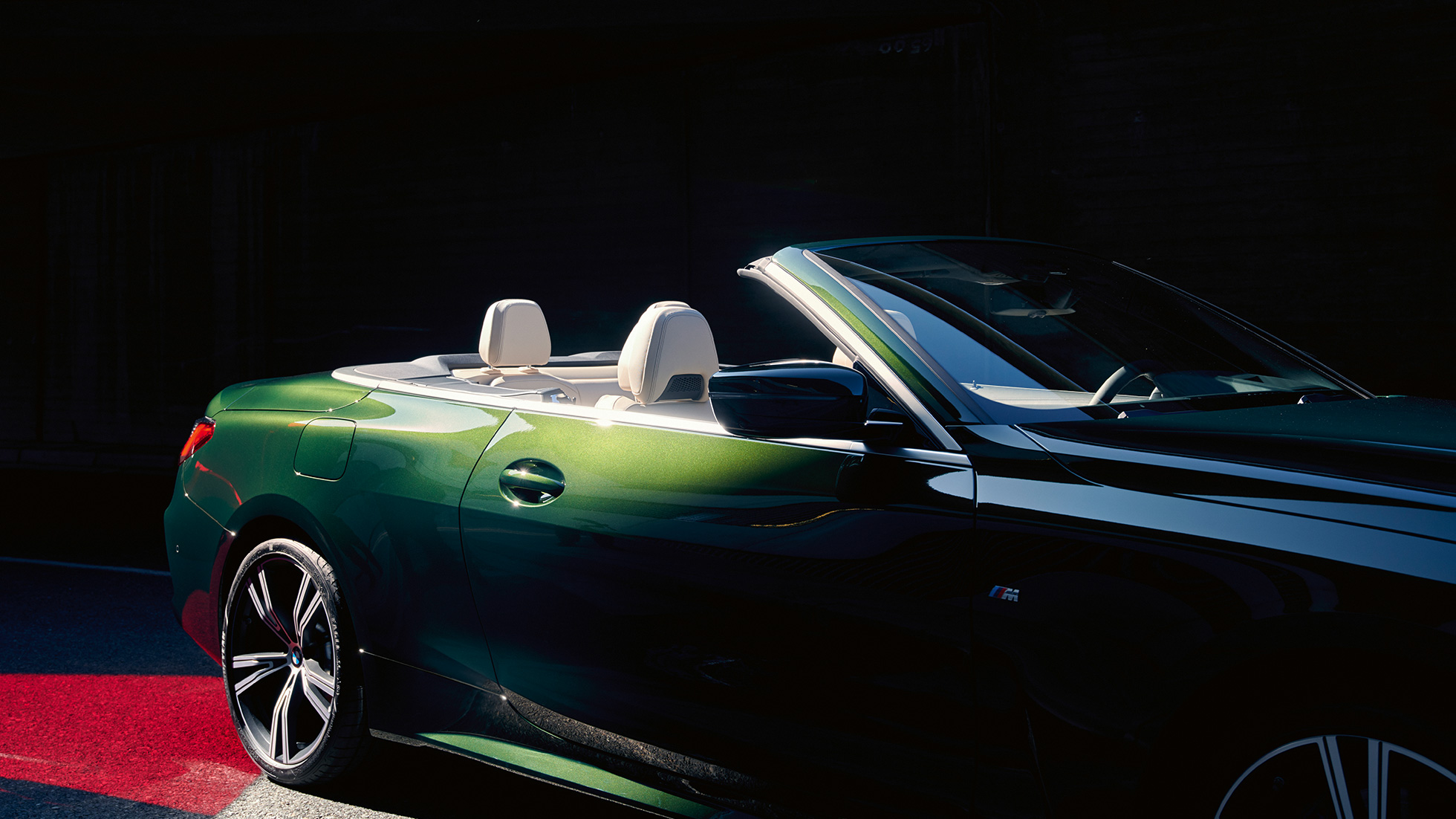 Perspetiva frontal a três quartos do BMW Série 4 Cabrio, G23, 2020, em movimento BMW Série 4 Cabrio, G23, 2020, pintura verde Sanremo metalizada, perspetiva traseira a três quartos em movimento