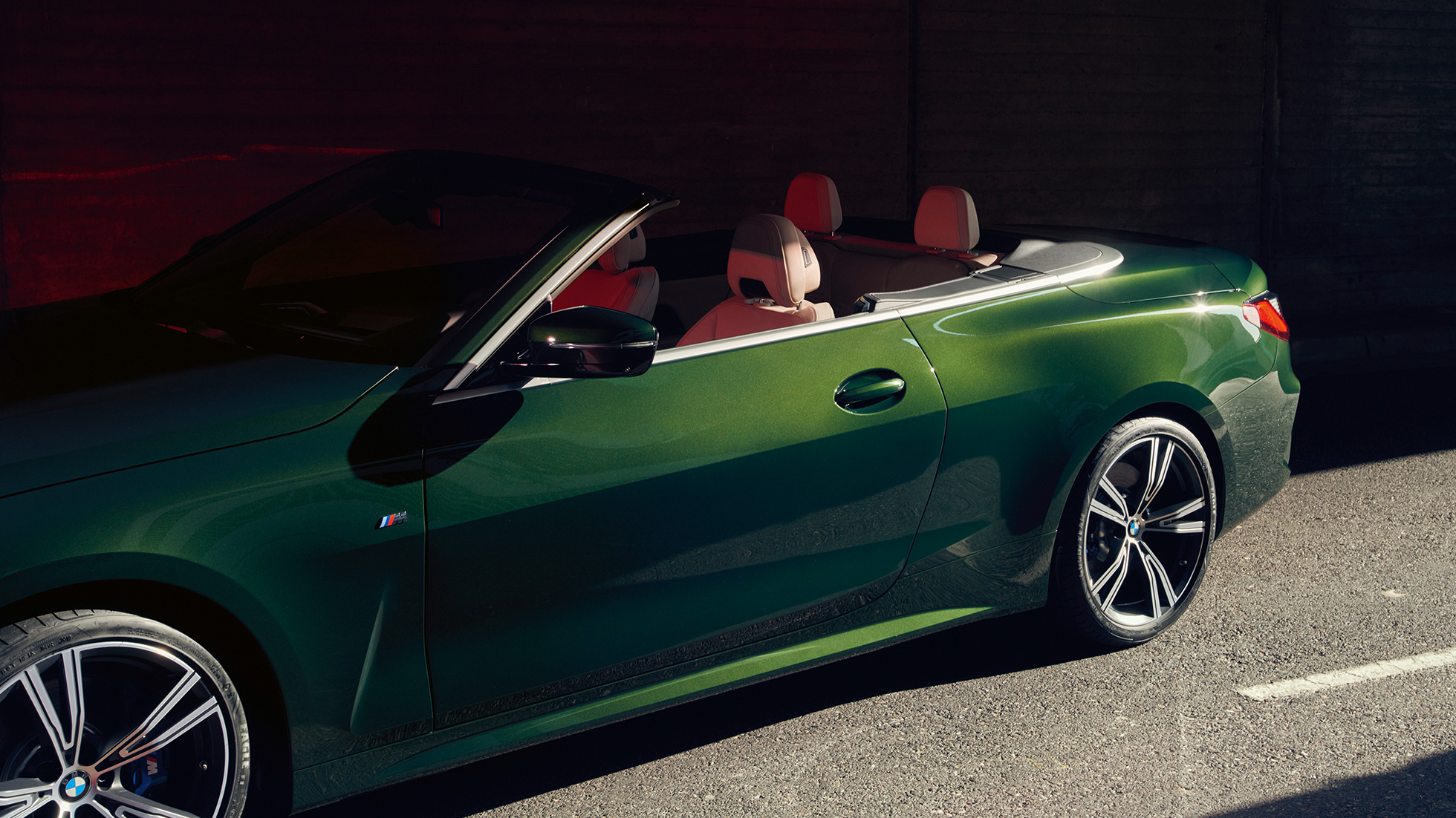 Mulher a conduzir um BMW Série 4 Cabrio, G23, 2020 Mulher a conduzir um BMW Série 4 Cabrio, G23, 2020, interior