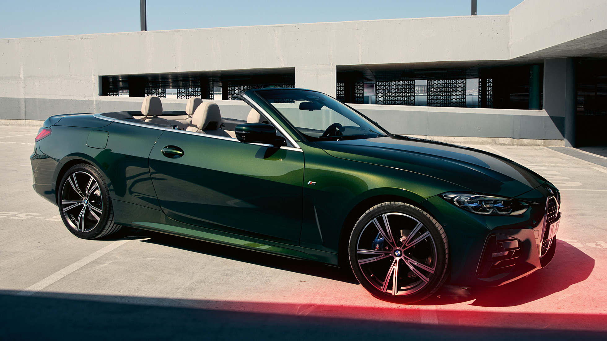 Perspetiva frontal a três quartos do BMW Série 4 Cabrio, G23, 2020, com um homem BMW Série 4 Cabrio, G23, 2020, pintura verde Sanremo metalizada, perspetiva frontal a três quartos com um homem ao lado
