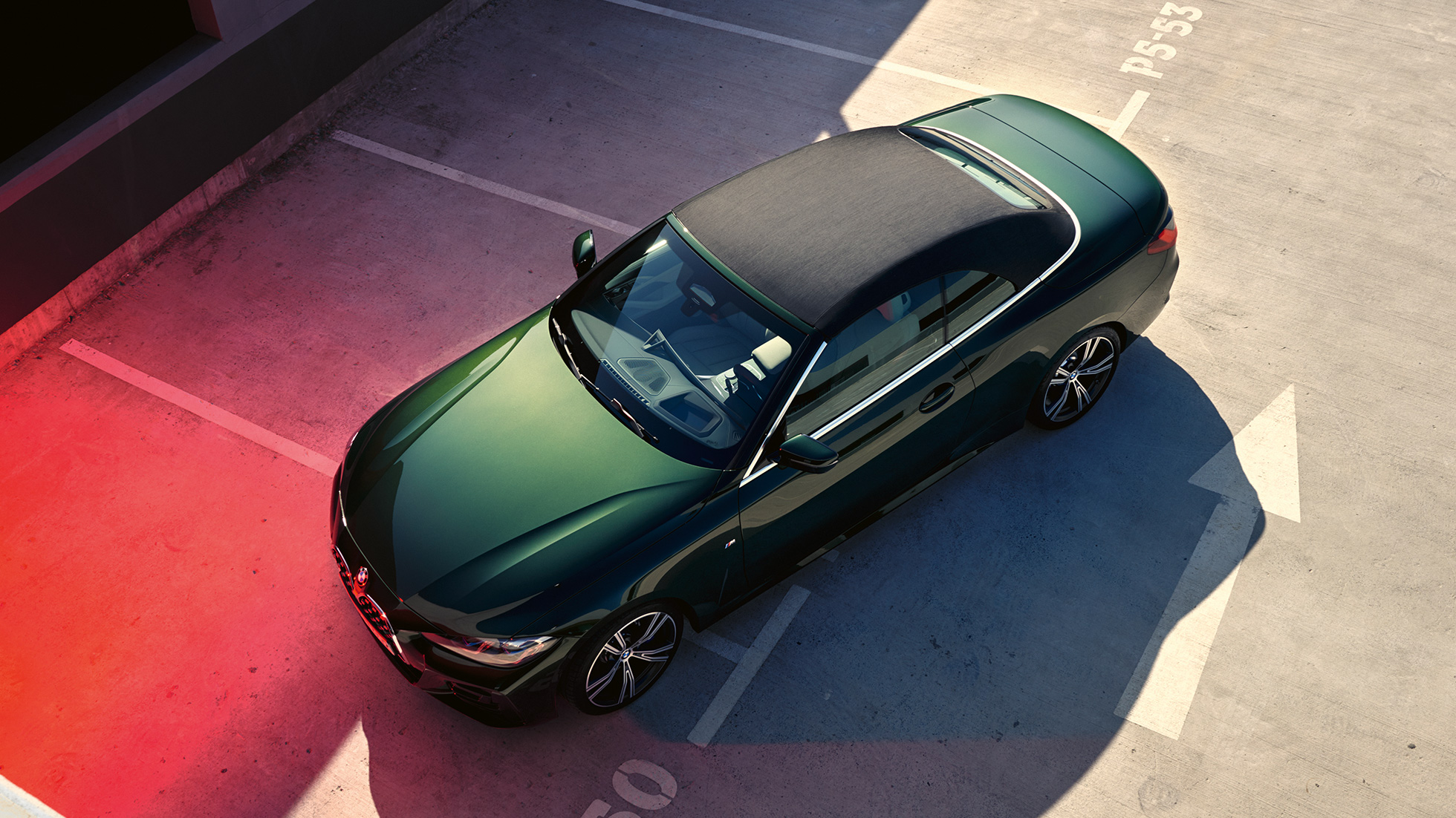 Perspetiva de topo da capota flexível do BMW Série 4 Cabrio, G23, 2020 BMW Série 4 Cabrio, G23, 2020, pintura verde Sanremo metalizada, perspetiva de topo da capota flexível