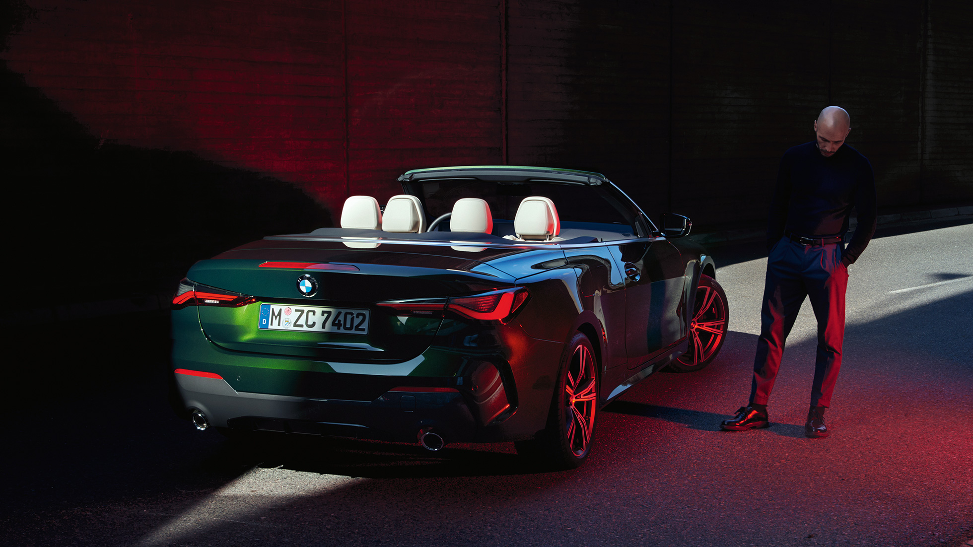Perspetiva traseira a três quartos com os faróis traseiros do BMW Série 4 Cabrio, G23, 2020 BMW Série 4 Cabrio, G23, 2020, pintura verde Sanremo metalizada, perspetiva traseira a três quartos com os faróis traseiros