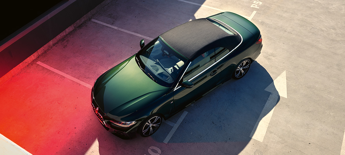 Capota flexível do BMW Série 4 Cabrio, G23, 2020 Capota flexível do BMW Série 4 Cabrio, G23, 2020, pintura verde Sanremo metalizada, perspetiva aérea