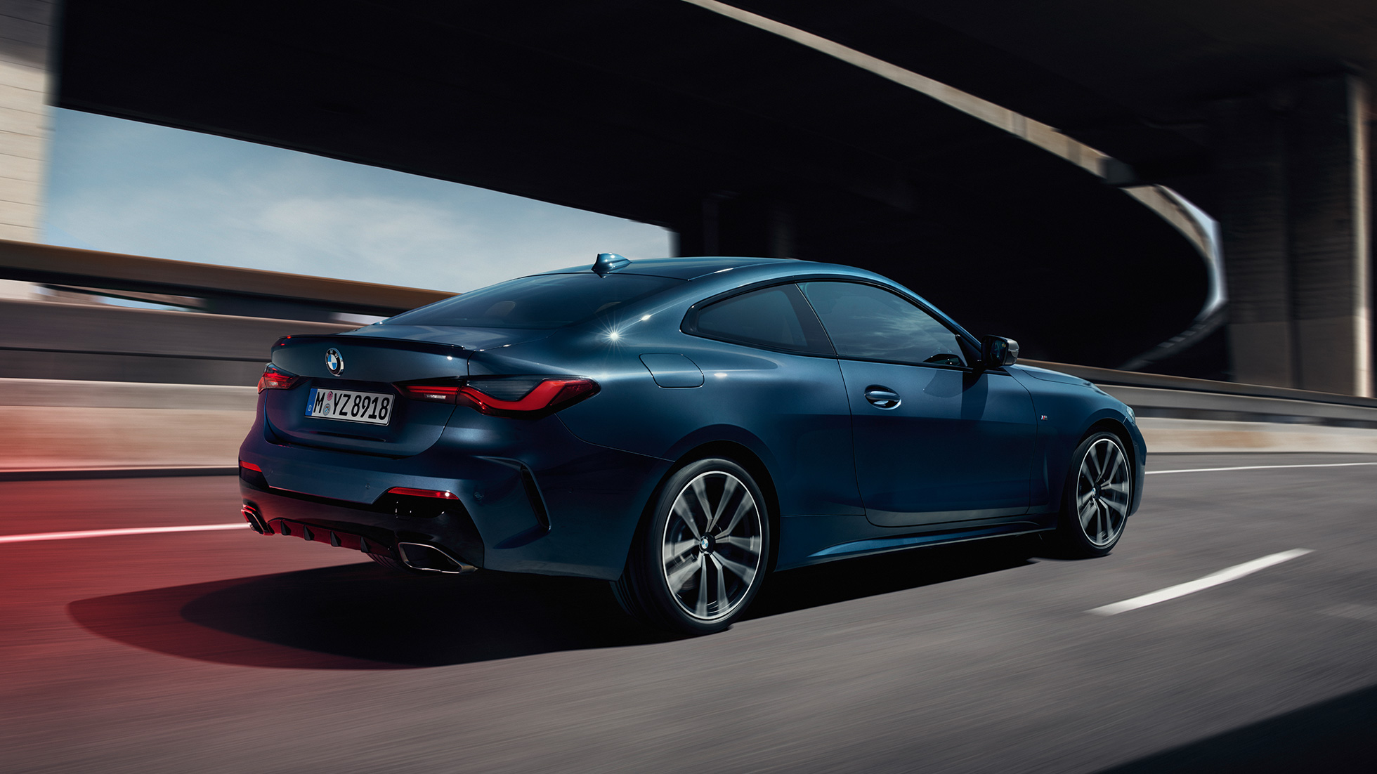 Perspetiva lateral a três quartos do BMW Série 4 Coupé, G22, 2020 BMW Série 4 Coupé, G22, 2020, pintura azul Arctic Race metalizada, perspetiva lateral a três quartos, em movimento