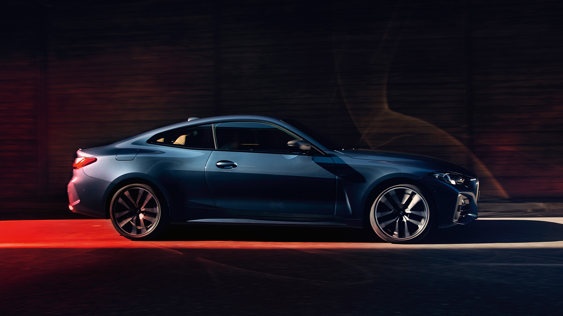Perspetiva lateral do BMW Série 4 Coupé, G22, 2020 BMW Série 4 Coupé, G22, 2020, pintura azul Arctic Race metalizada, perspetiva lateral, em movimento