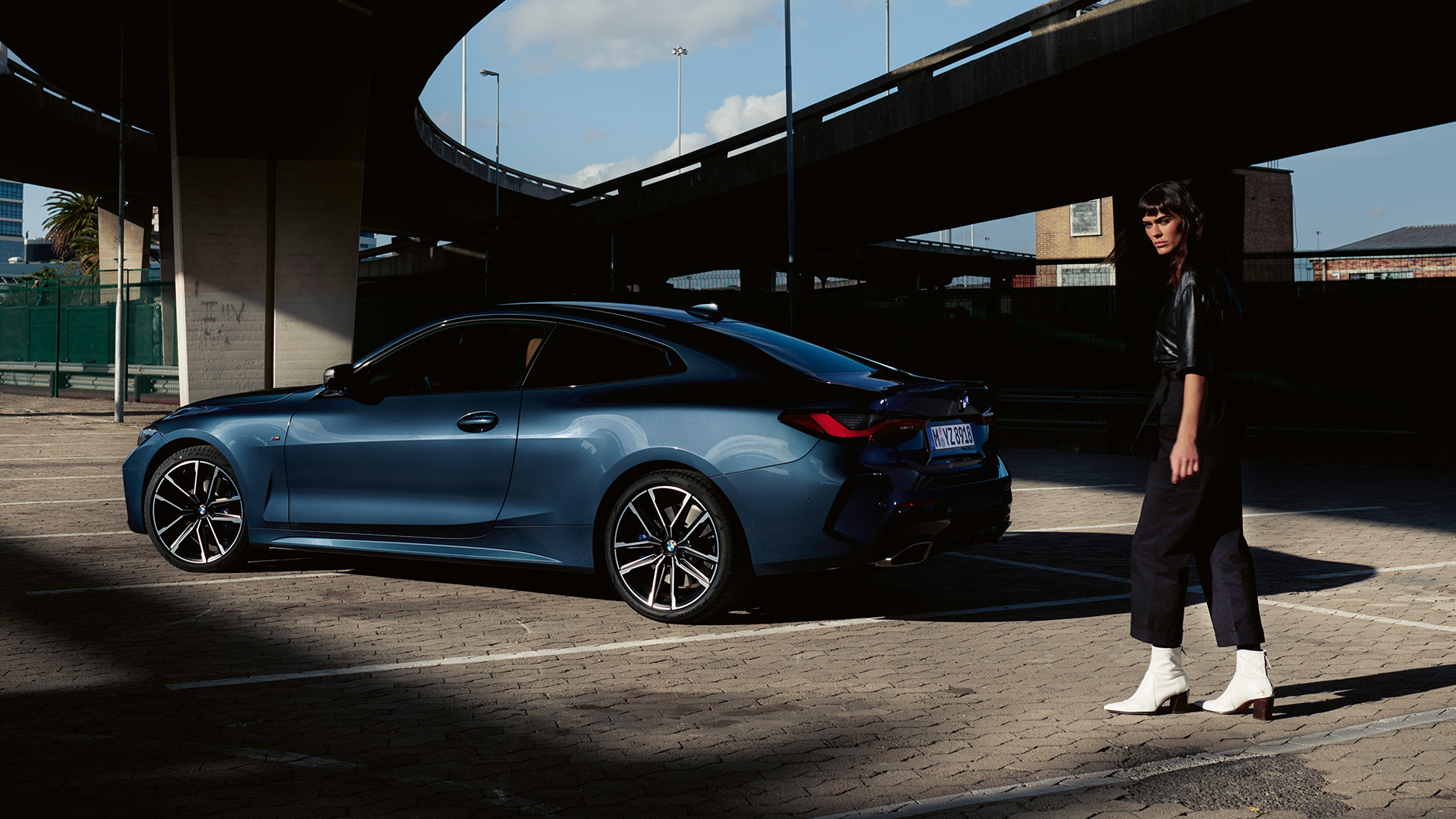 Perspetiva lateral da linha de tejadilho fluida do BMW Série 4 Coupé, G22, 2020 BMW Série 4 Coupé, G22, 2020, pintura azul Arctic Race metalizada, perspetiva lateral da linha de tejadilho fluida