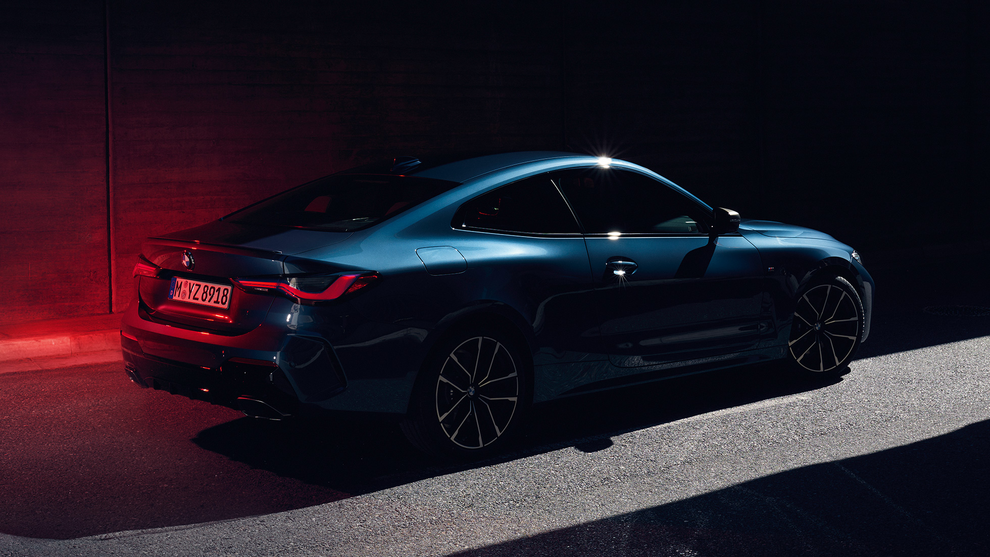 Perspetiva traseira a três quartos das linhas com curva Hofmeister do BMW Série 4 Coupé, G22, 2020 BMW Série 4 Coupé, G22, 2020, pintura azul Arctic Race metalizada, perspetiva traseira a três quartos das linhas com curva Hofmeister