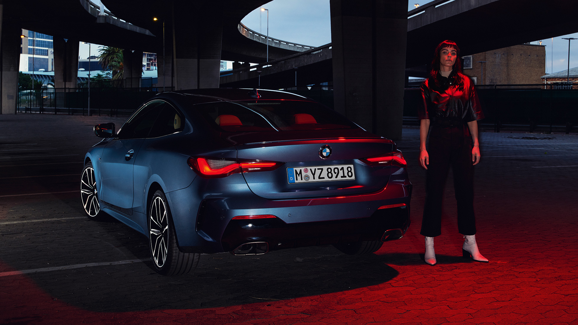 Perspetiva traseira dos faróis traseiros do BMW Série 4 Coupé, G22 BMW Série 4 Coupé, G22, 2020, pintura azul Arctic Race metalizada, perspetiva traseira dos faróis traseiros