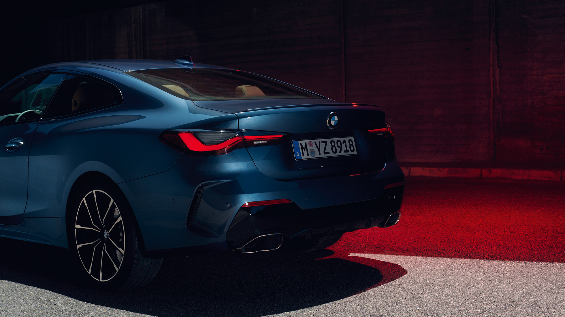 Perspetiva traseira a três quartos das ponteiras de escape do BMW Série 4 Coupé, G22, 2020 BMW Série 4 Coupé, G22, 2020, pintura azul Arctic Race metalizada, perspetiva traseira a três quartos das ponteiras de escape