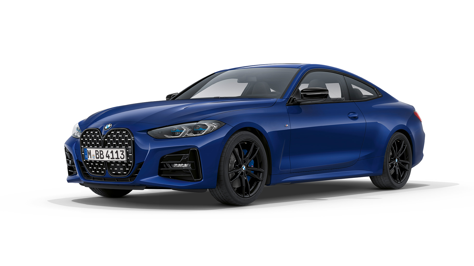 BMW Série 4 Coupé, Versão Desportiva M, G22, 2020 BMW Série 4 Coupé, G22, 2020, Versão Desportiva M, pintura azul Arctic Race metalizada, perspetiva frontal a três quartos