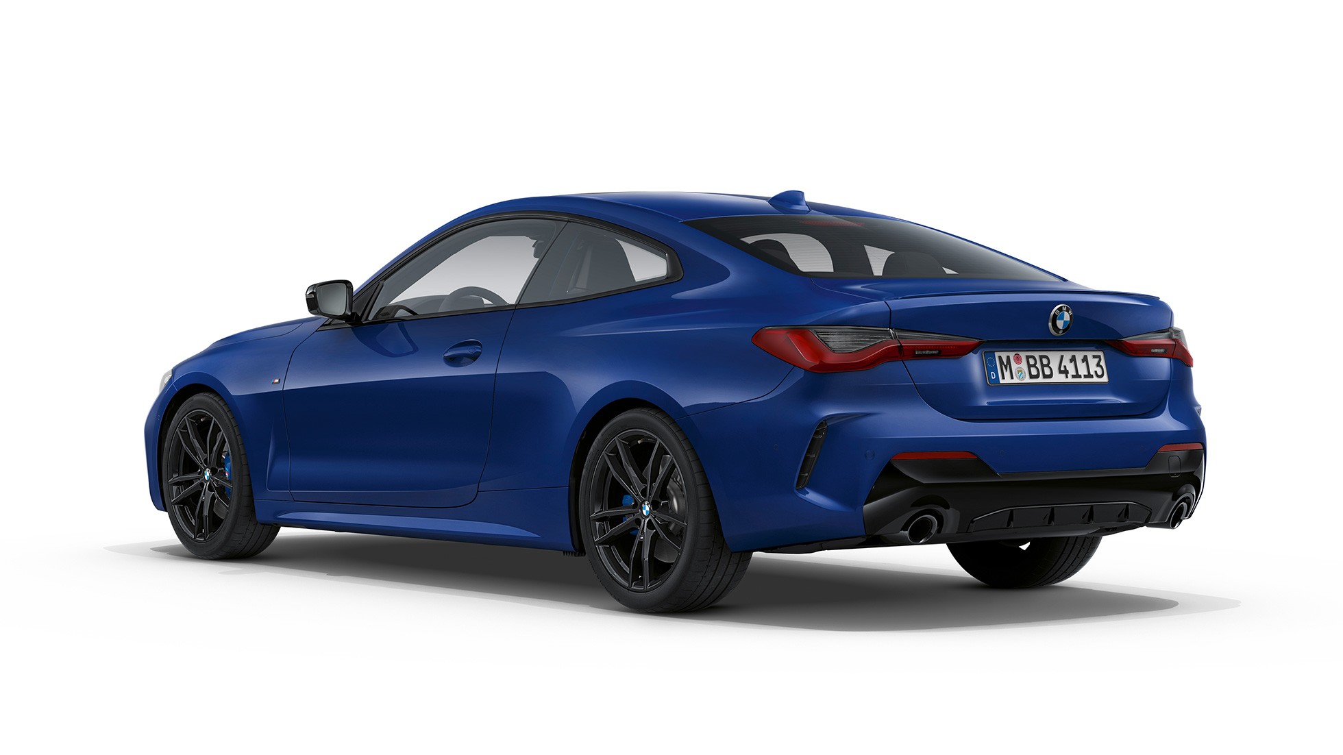 Traseira do BMW Série 4 Coupé, Versão Desportiva M, G22, 2020 BMW Série 4 Coupé, G22, 2020, Versão Desportiva M, pintura azul Arctic Race metalizada, perspetiva traseira a três quartos