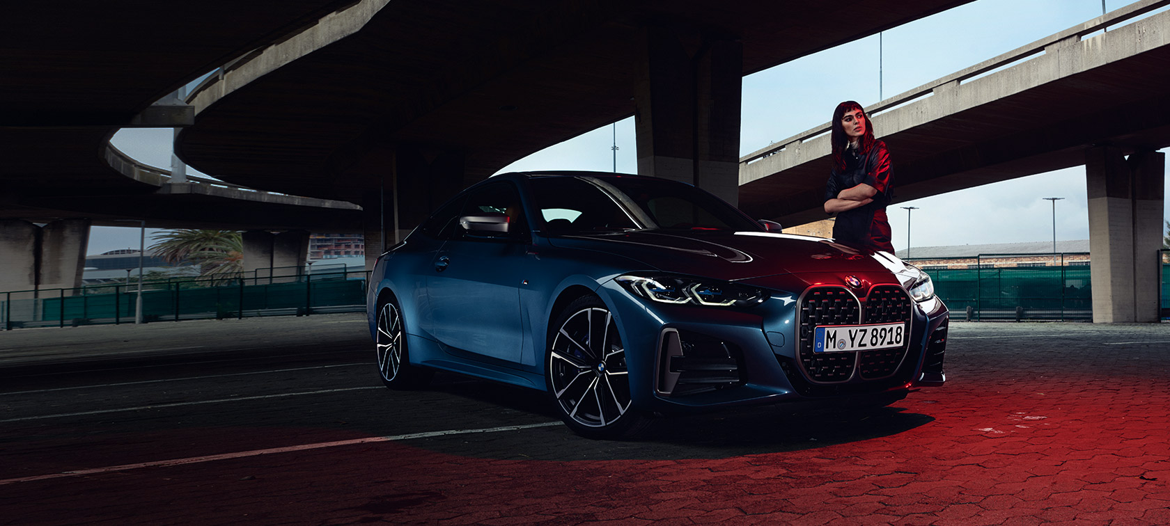 BMW M4 Coup&eacute;, G22, 2020, perspetiva frontal a tr&ecirc;s quartos com modelo