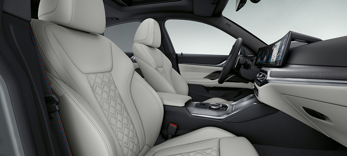Pele Merino BMW Individual em branco Ivory, BMW Série 4 Gran Coupé, G26, 2021, interior Pele Merino BMW Individual com pormenores adicionais em branco Ivory, BMW Série 4 Gran Coupé, G26, 2021, interior, cockpit, posto de condução