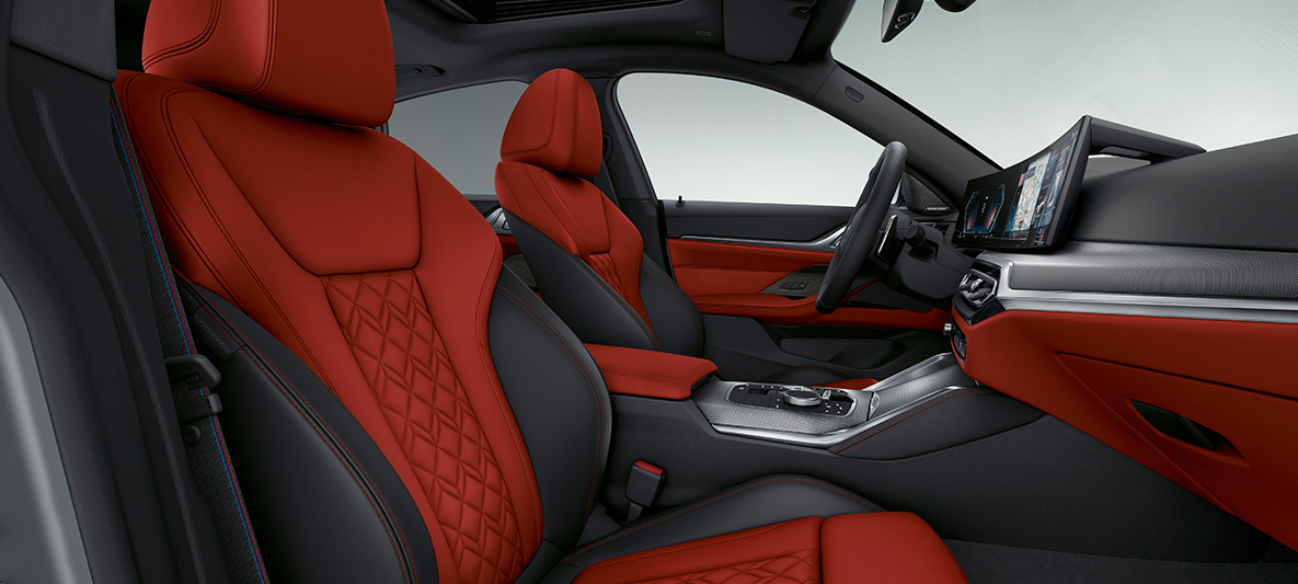 Pele Merino em vermelho Fiona/preto, BMW Série 4 Gran Coupé, G22, 2021, interior Pele Merino BMW Individual com pormenores adicionais em vermelho Fiona/preto, BMW Série 4 Gran Coupé, G26, 2021, interior, cockpit, posto de condução