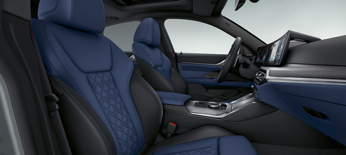 Pele Merino em azul Fjord/preto, BMW Série 4 Gran Coupé, G26, 2021, interior Pele Merino BMW Individual com pormenores adicionais em azul Fjord/preto, BMW Série 4 Gran Coupé, G26, 2021, interior, cockpit, posto de condução