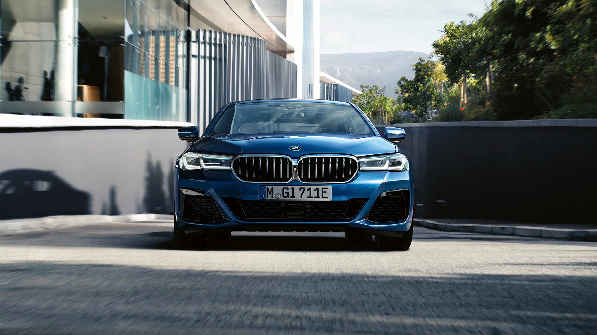 Grelha dupla em forma de rim e spoiler dianteiro, BMW Série 5 Berlina, G30 Grelha dupla em forma de rim e spoiler dianteiro, BMW Série 5 Berlina, G30, atualização, 2020, pintura azul Phytonic, grande plano da dianteira