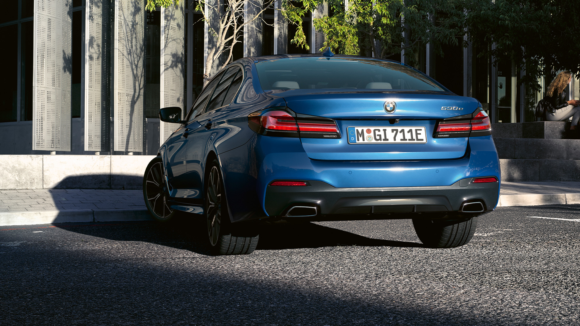 Spoiler traseiro, BMW Série 5 Berlina, G30 Ponteiras de escape de forma livre, BMW Série 5 Berlina, G30, atualização, 2020, pintura azul Phytonic, grande plano da traseira