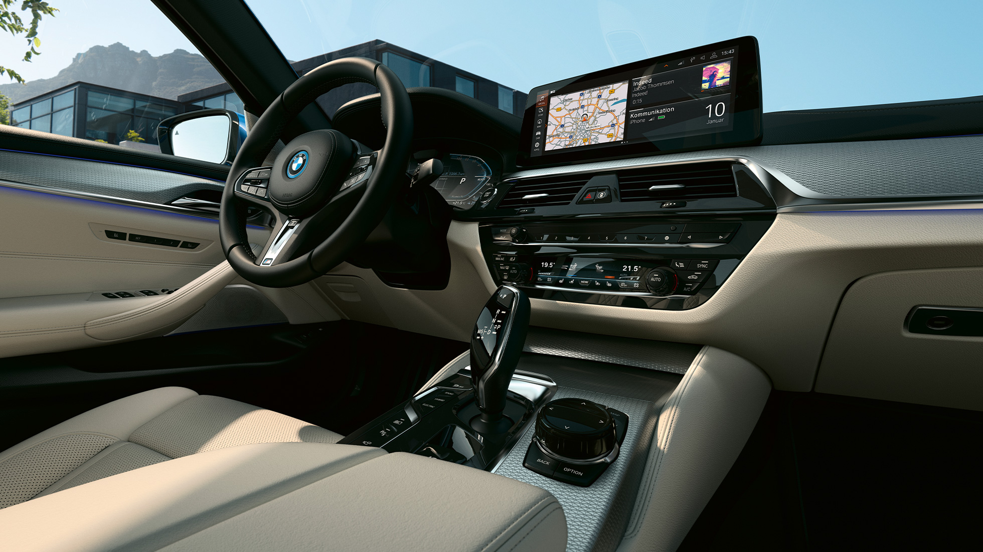 Interior, BMW Série 5 Berlina, G30 Ecrã de controlos e volante desportivo em pele, BMW Série 5 Berlina, G30, atualização, 2020, interior