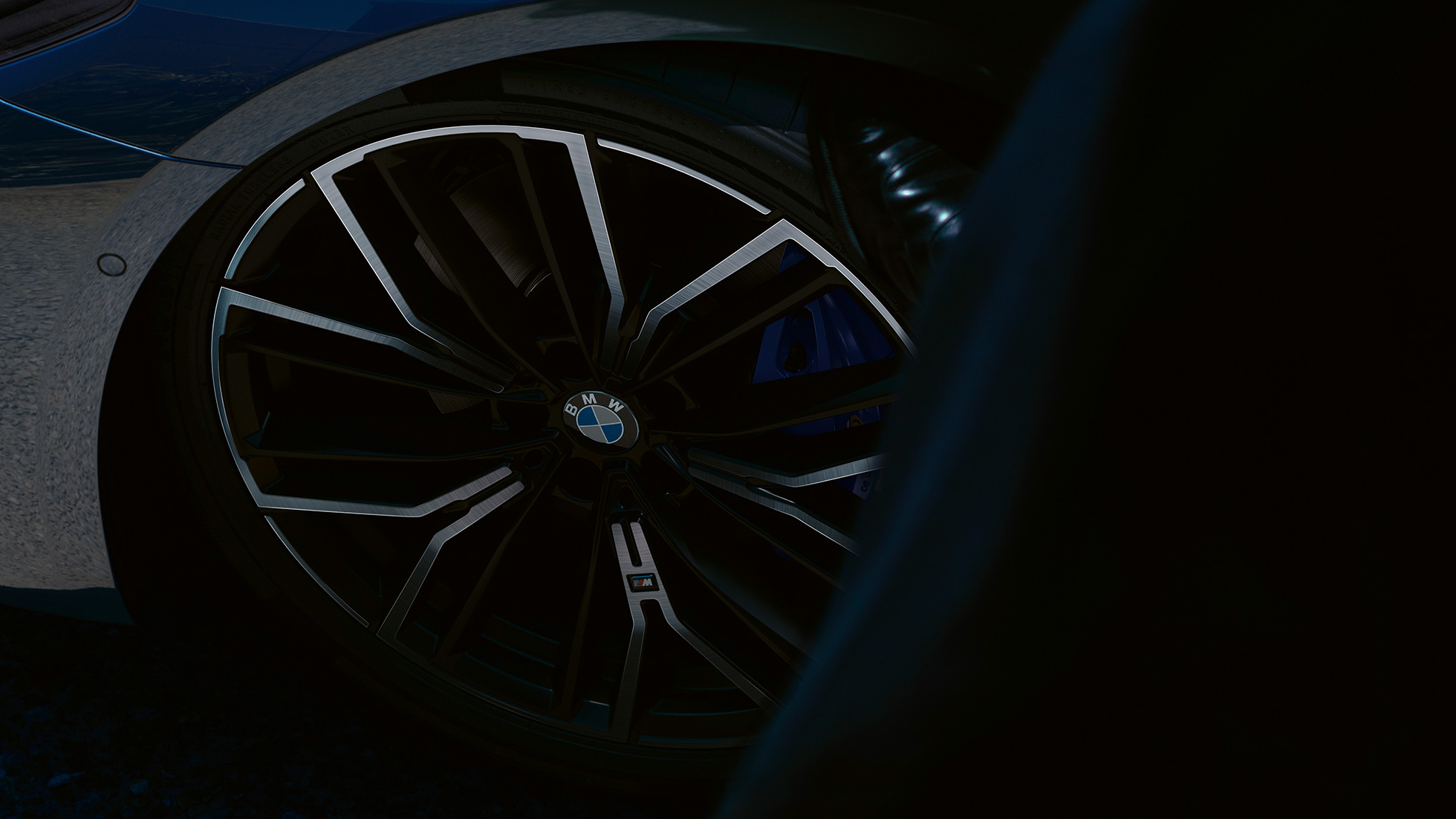 Jante de liga leve BMW 846 M de raios em Y, BMW Série 5 Berlina, G30 Jante de liga leve BMW 846 M de raios em Y, BMW Série 5 Berlina, G30, atualização, 2020, pintura azul Phytonic, grande plano