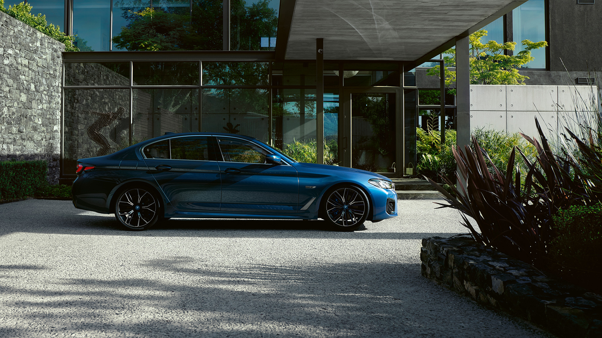 Exterior do BMW Série 5 Berlina, G30 BMW Série 5 Berlina, G30, atualização, 2020, pintura azul Phytonic estacionado, perspetiva lateral