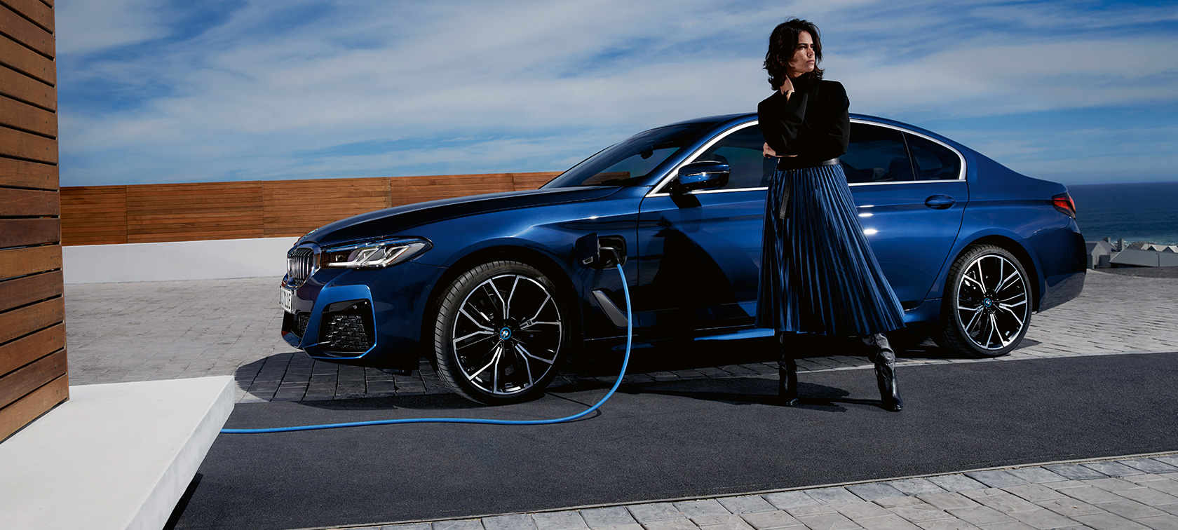 BMW Série 5 Berlina híbrido plug-in, 2021, G30, perspetiva lateral, a carregar BMW Série 5 Berlina híbrido plug-in, 2021, G30, perspetiva lateral, a carregar com um modelo
