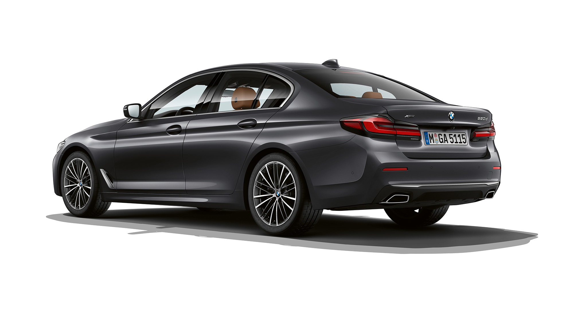 BMW Série 5 Berlina, G30, versão base, traseira BMW Série 5 Berlina 540i, G30, 2020, versão base, pintura cinza Sophisto, perspetiva traseira a três quartos
