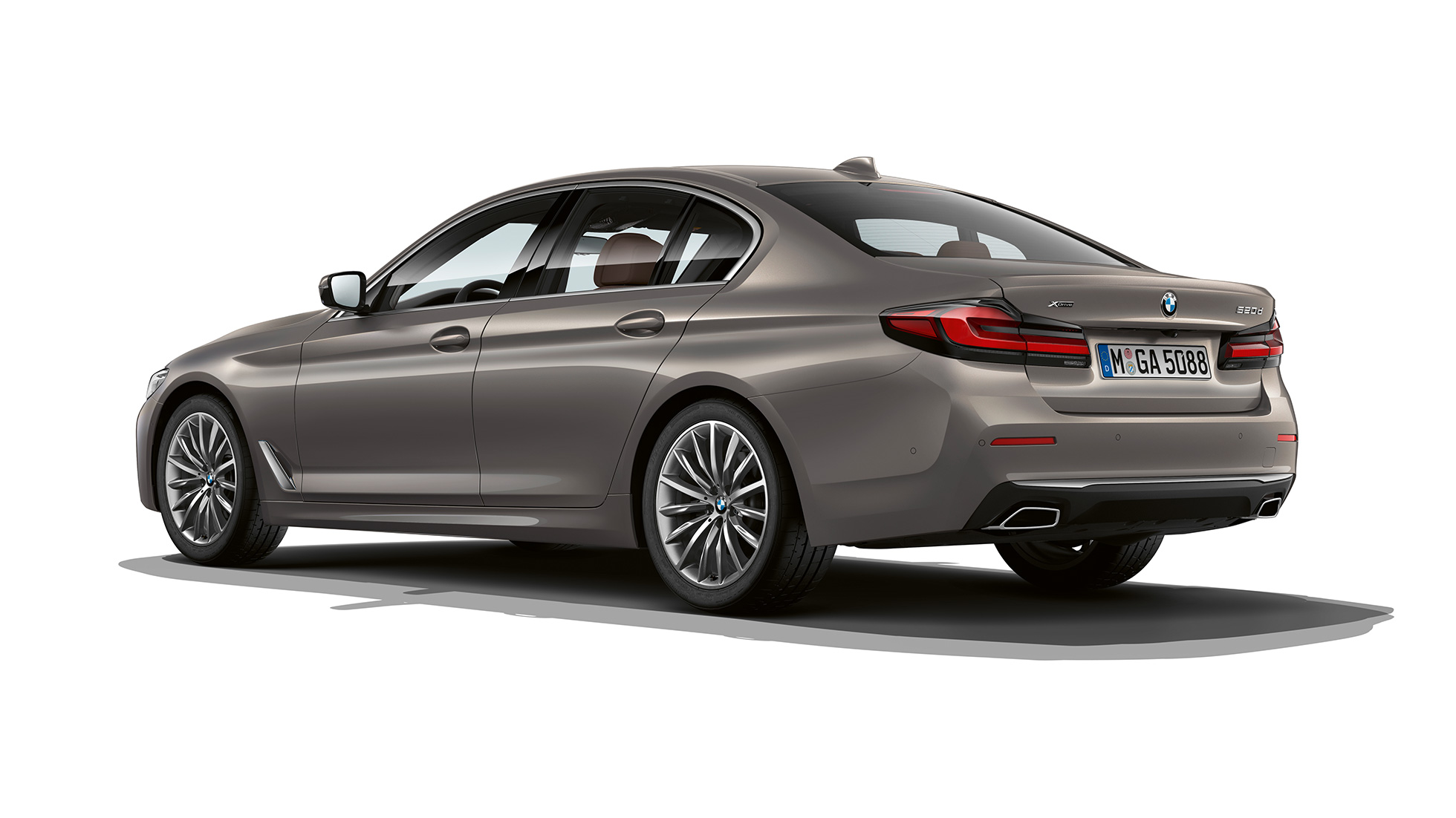 BMW Série 5 Berlina, G30, Versão Line Luxury, traseira BMW Série 5 Berlina 520d xDrive, G30, 2020, Versão Line Luxury, pintura cinza Bernina, perspetiva traseira a três quartos