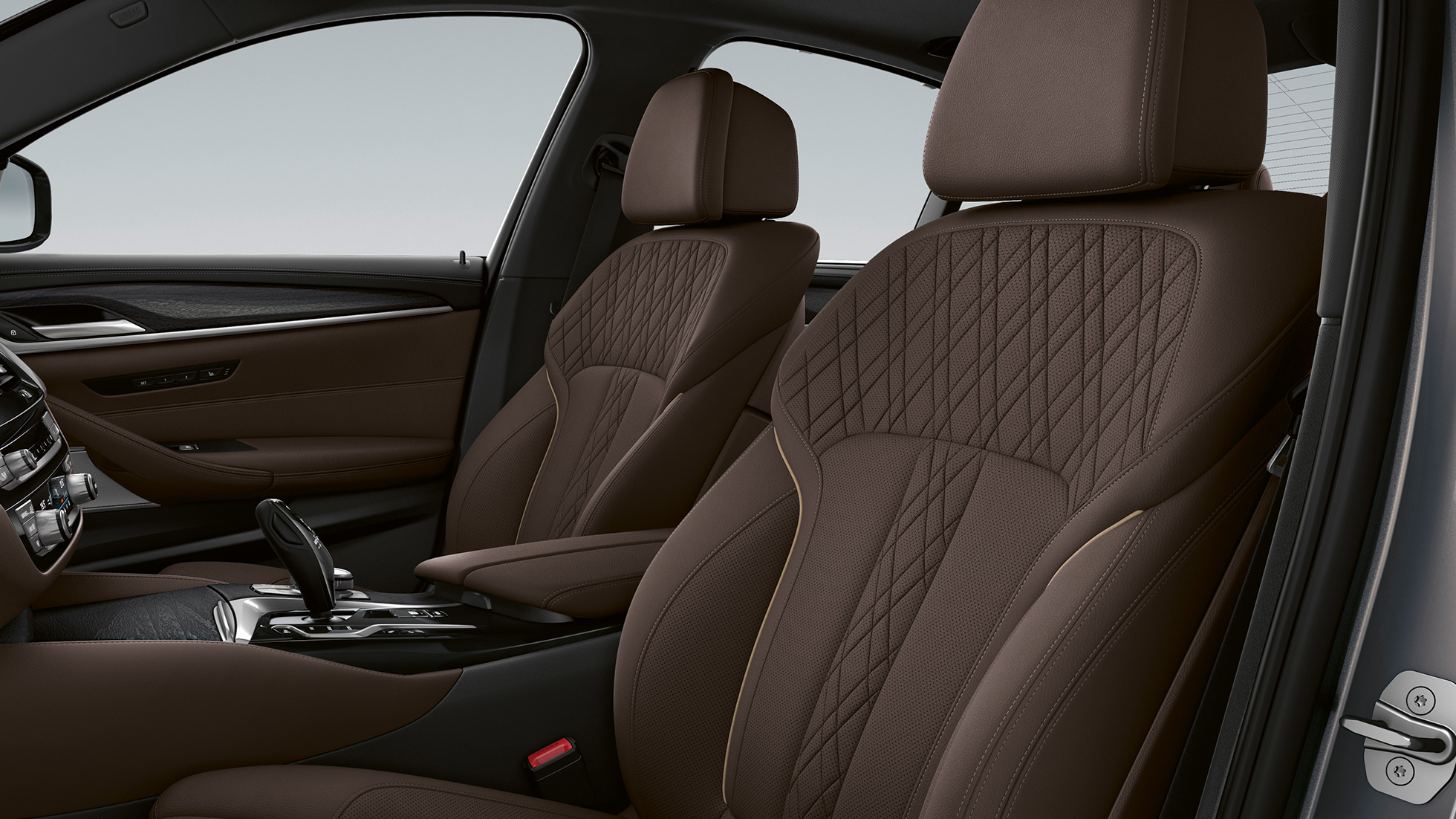 Estofos, BMW Série 5 Berlina, G30, Versão Line Luxury Estofos em pele Exclusive Nappa em Mocha com costuras exclusivas e debrum contrastante, BMW Série 5 Berlina 520d xDrive, G30, 2020, Versão Line Luxury, interior