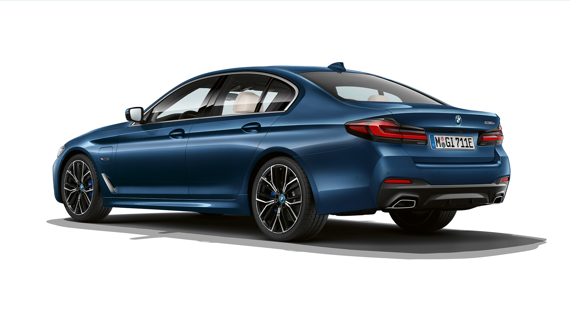 BMW Série 5 Berlina híbrido plug-in, G30, Pack Desportivo M, traseira BMW Série 5 Berlina 520d xDrive, G30, 2020, Pack Desportivo M, pintura branco Alpine, perspetiva traseira a três quartos