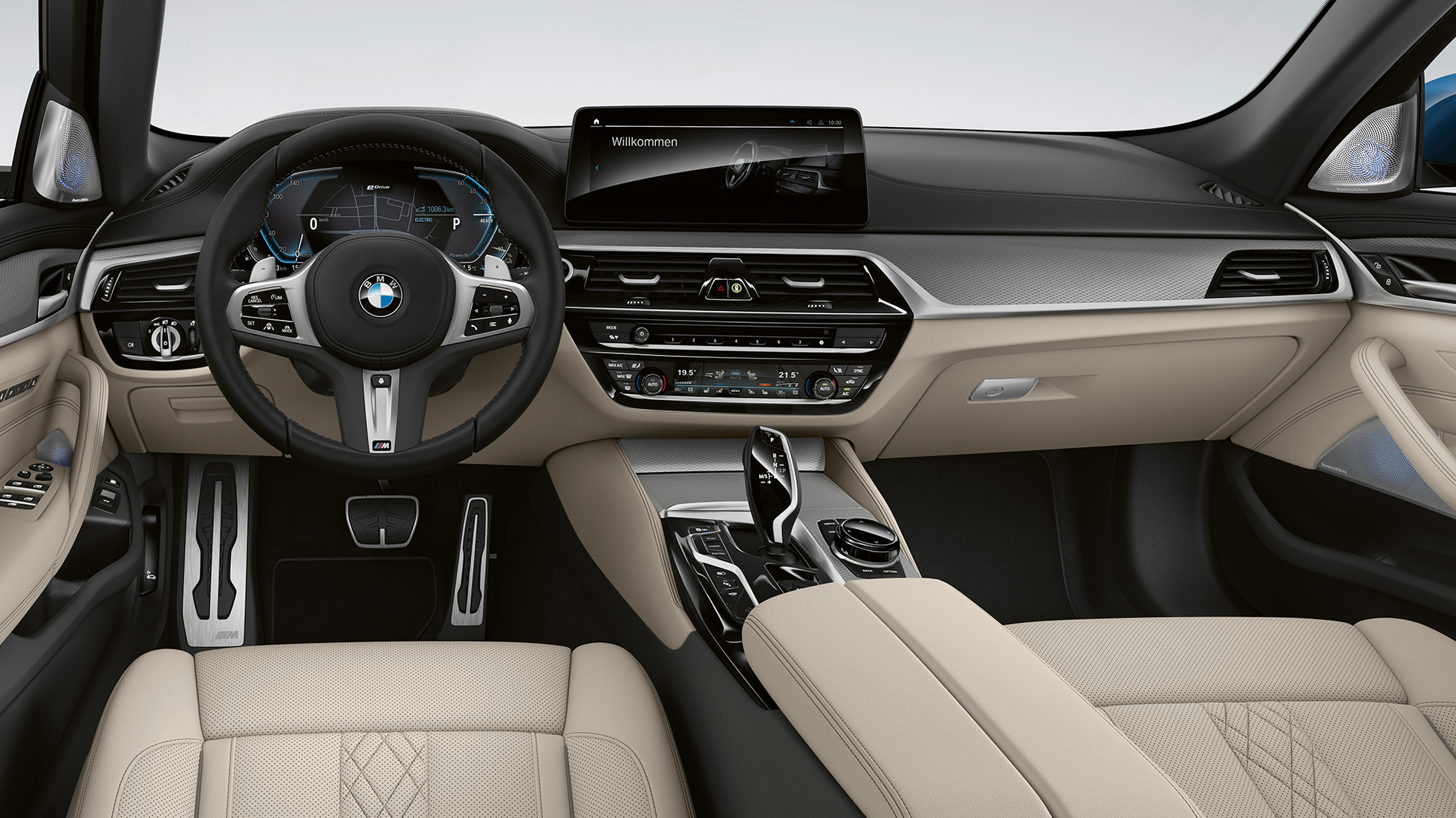 Posto de condução, BMW Série 5 Berlina híbrido plug-in, G30, Pack Desportivo M
Posto de condução, BMW Série 5 Berlina 520d xDrive, G30, 2020, Pack Desportivo M, pele Dakota em preto com costuras contrastantes em azul, interior