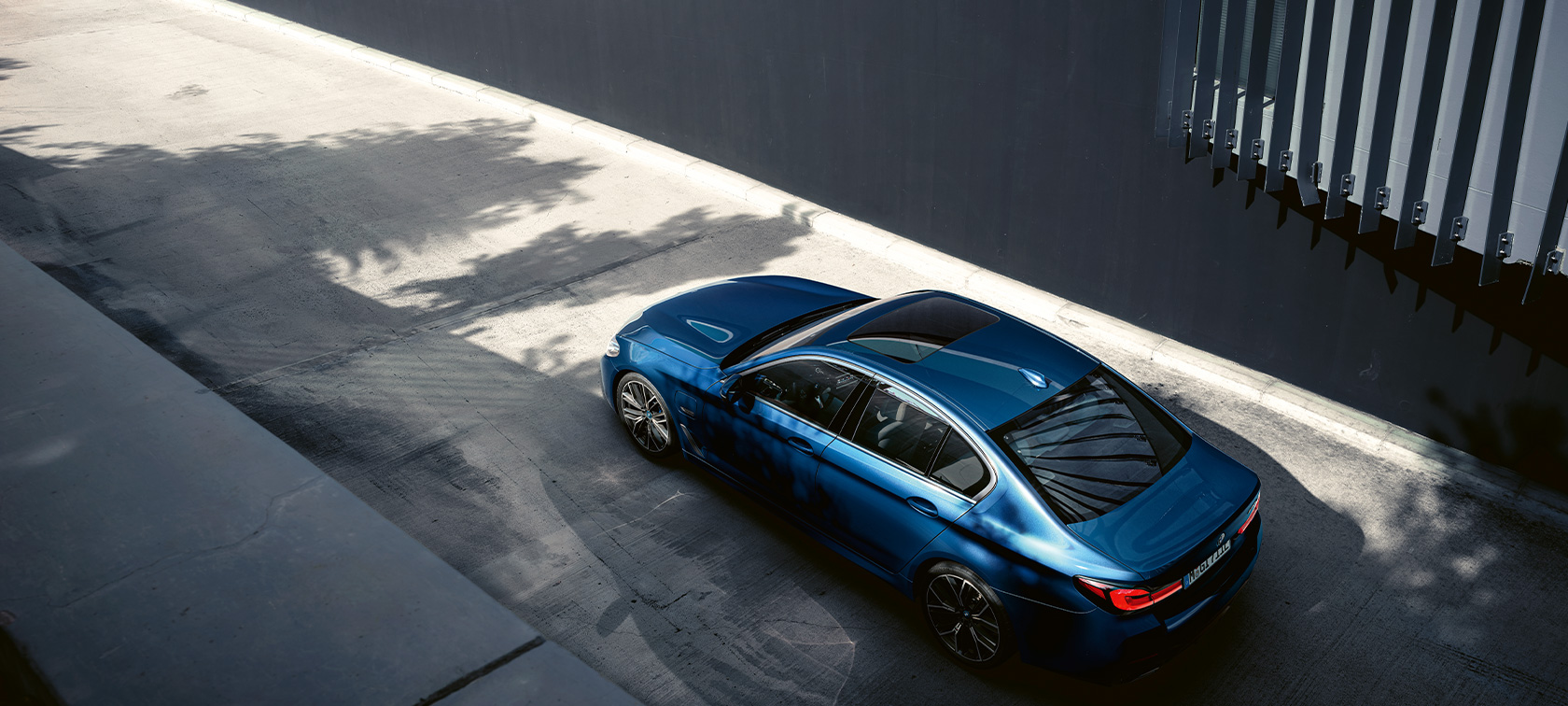 BMW Série 5 Berlina, G30, parado BMW Série 5 Berlina, G30, atualização, 2020, pintura azul Phytonic, parado, perspetiva aérea