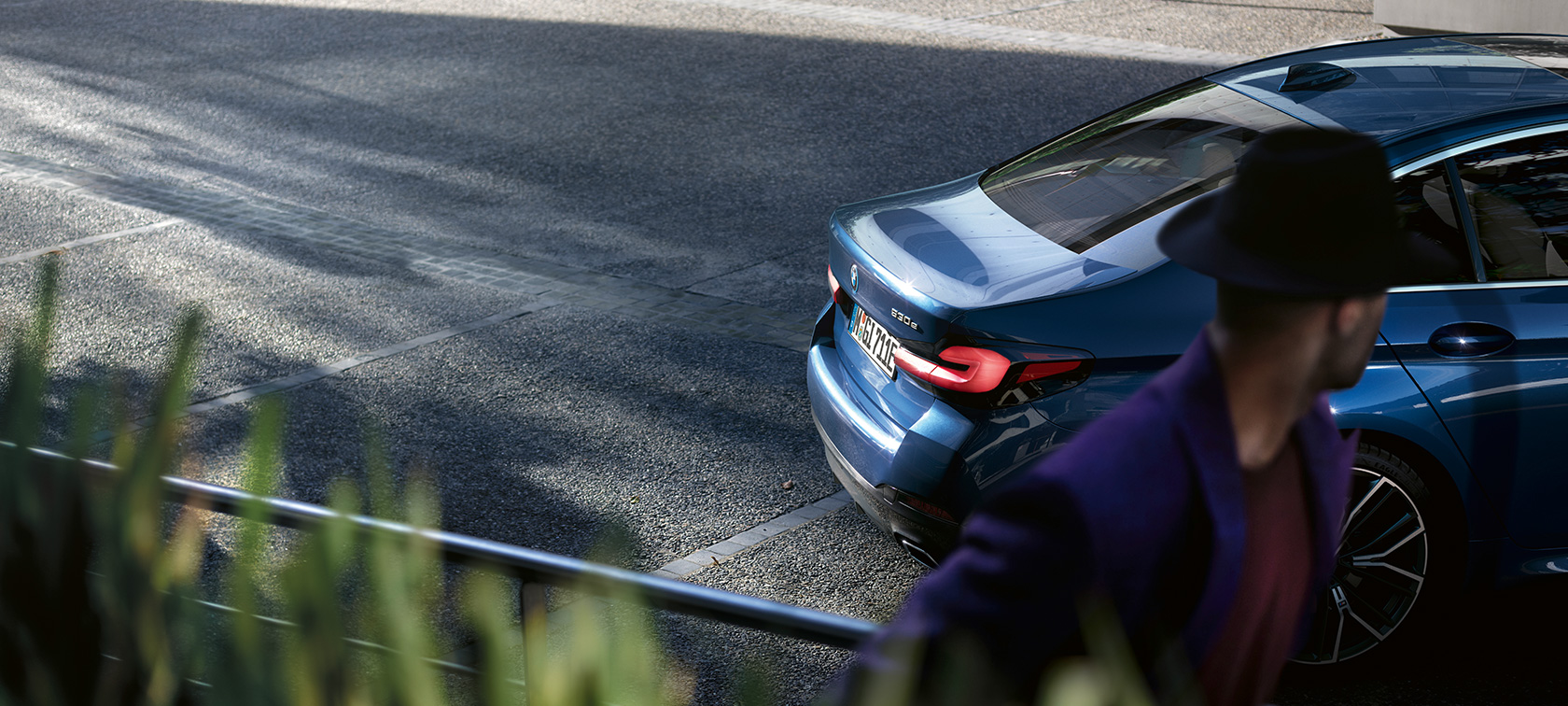 Um homem em pé atrás de um BMW a estacionar, BMW Série 5 Berlina, G30 BMW Série 5 Berlina, G30, atualização, 2020, um homem em pé atrás de um BMW a estacionar
